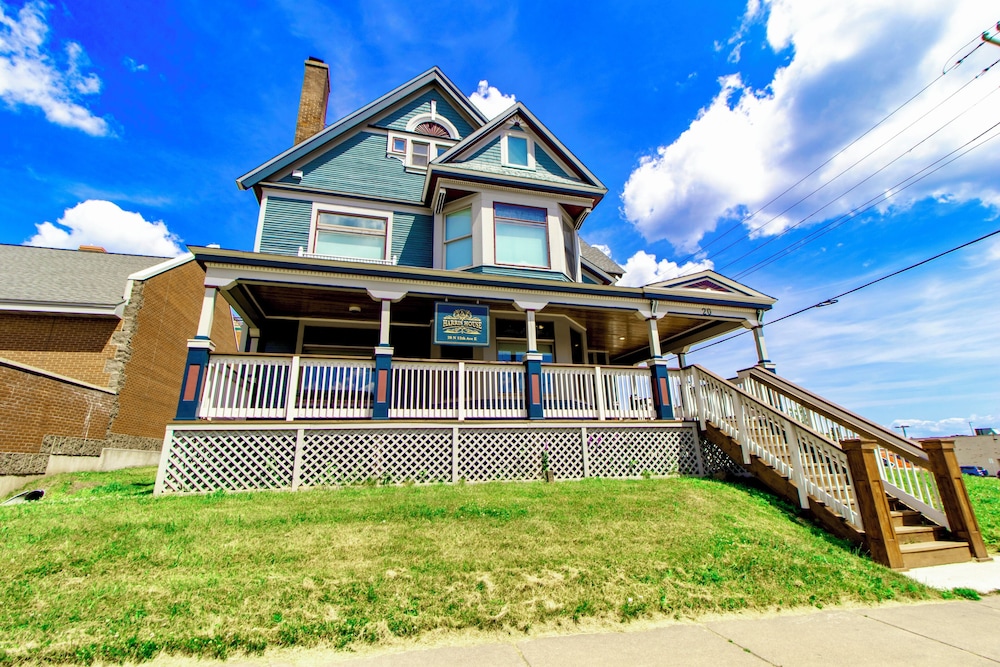 Hotel Harris House - Image 1