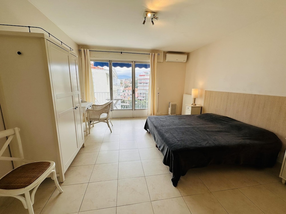 Two Bed Apt in the Center of Cannes - 2229