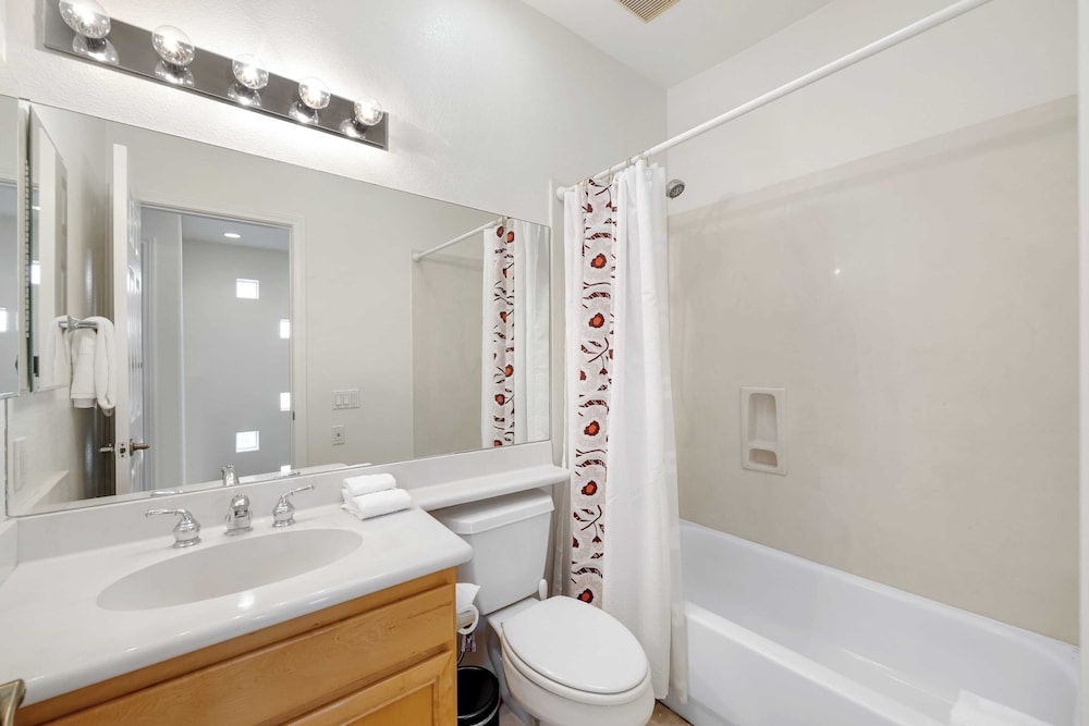 Walk to Dining, Mission + Pacific Beach, and Bars/nightlife Private Backyard
