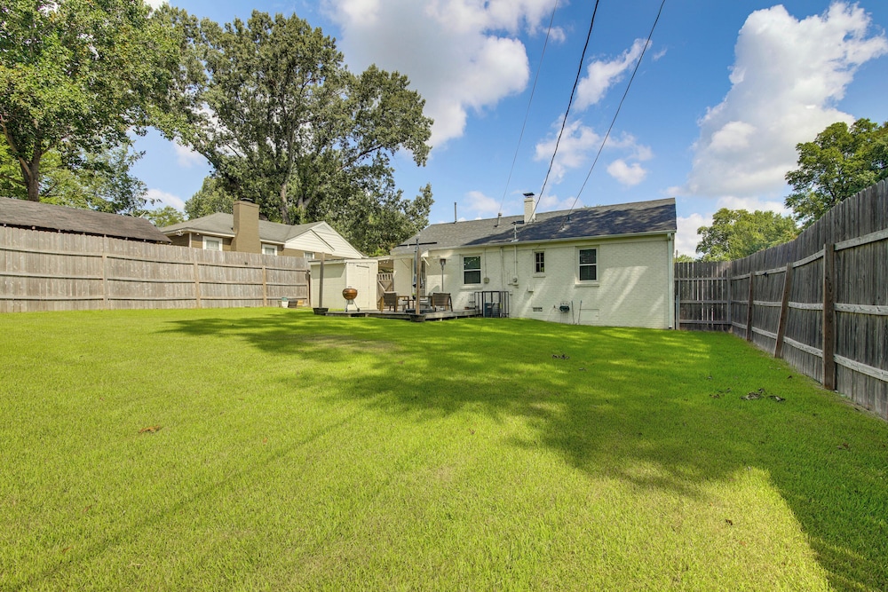 Updated Suburban Retreat: 8 Mi to Dtwn Memphis!