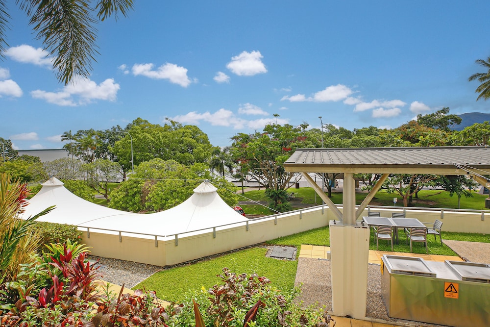 Studio in the City with pool and BBQ