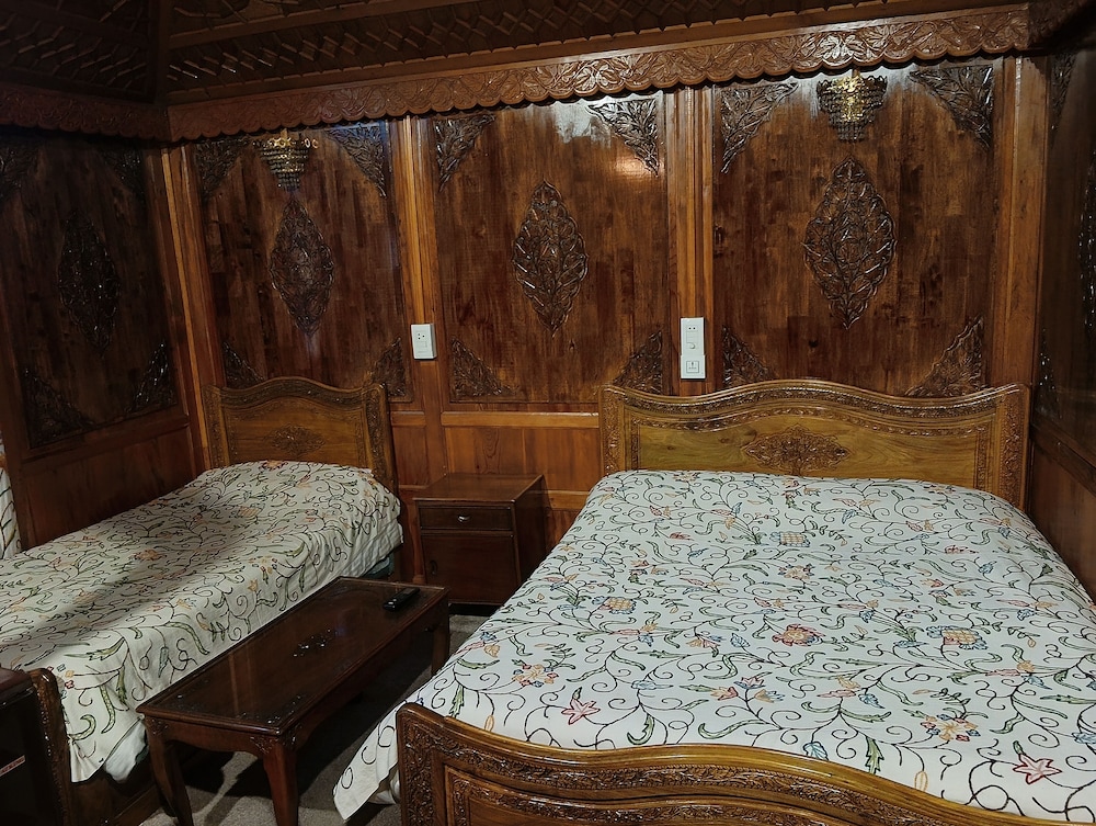 New Alzira Heritage Group of Houseboats