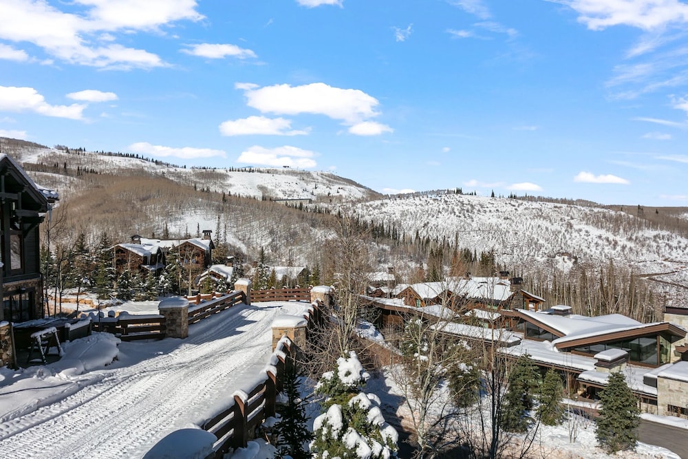 Grand Lodge - Four Bedroom #302 - Ski-in/ski-out 4 Condo