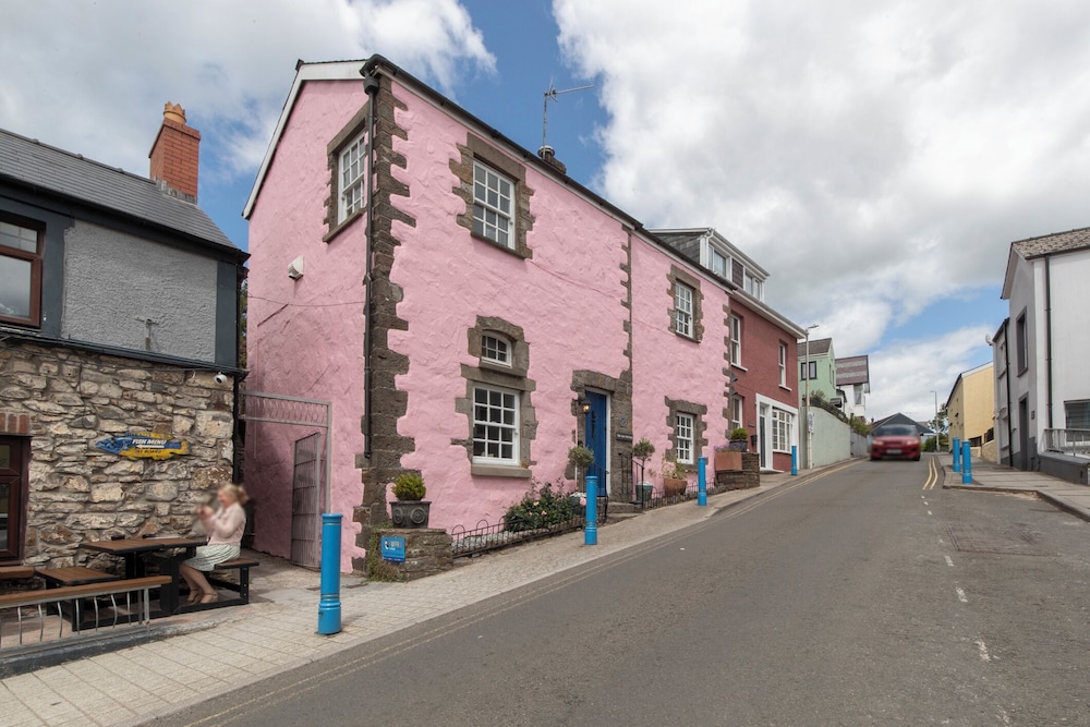 The Old Cottage - Central Location Near the Beach