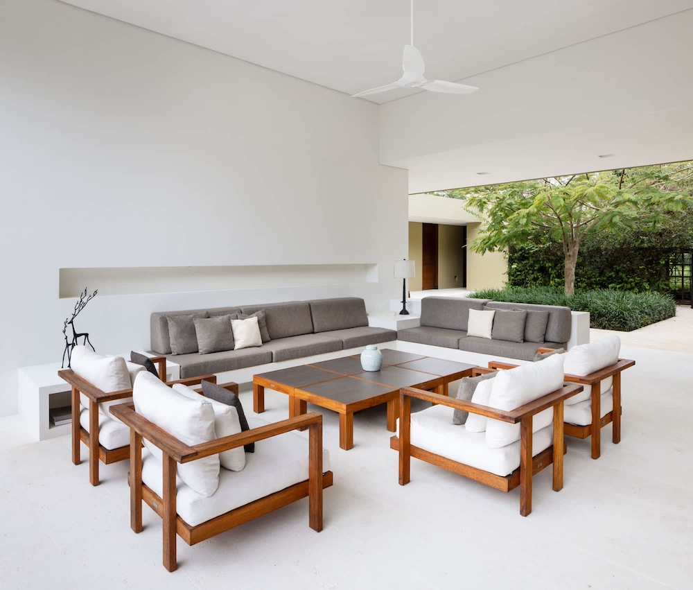 w Amazing 4BR Villa at Mesa de Yeguas