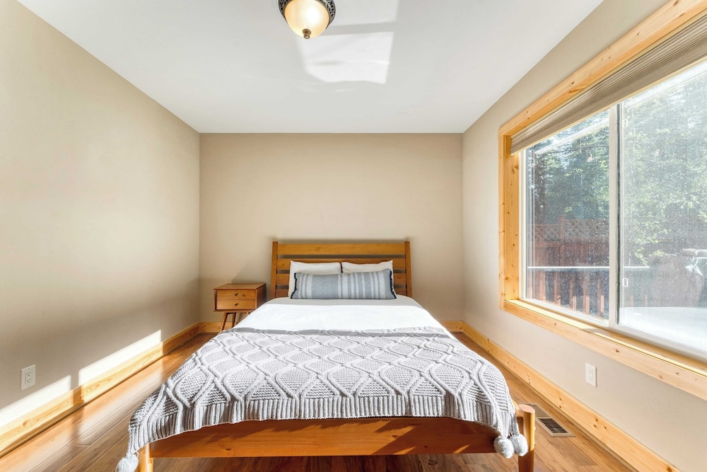 Washoe Chalet by Avantstay Game Room, Hot Tub, Putting Green & Fire Pit