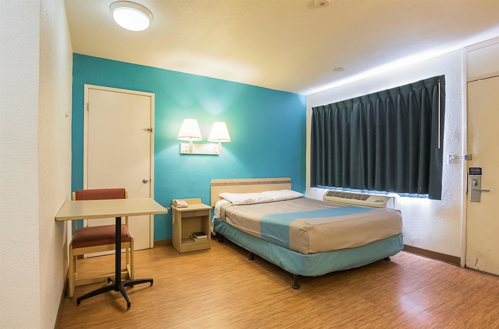 Motel 6 Rochester, MN