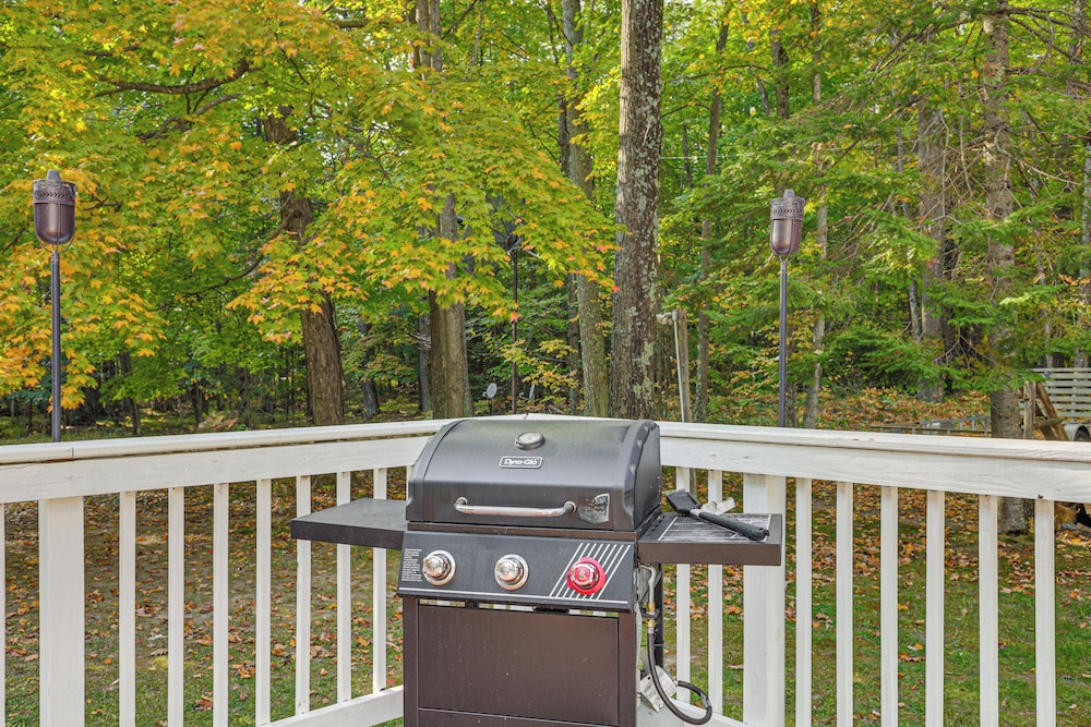 4 Mi to Lake: Secluded Northwoods Getaway