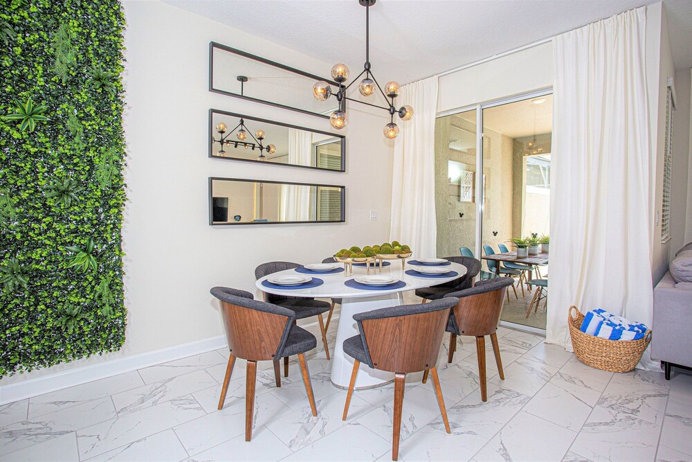 396 - 4bd/3ba Luxurious Homechampions Gate Resort