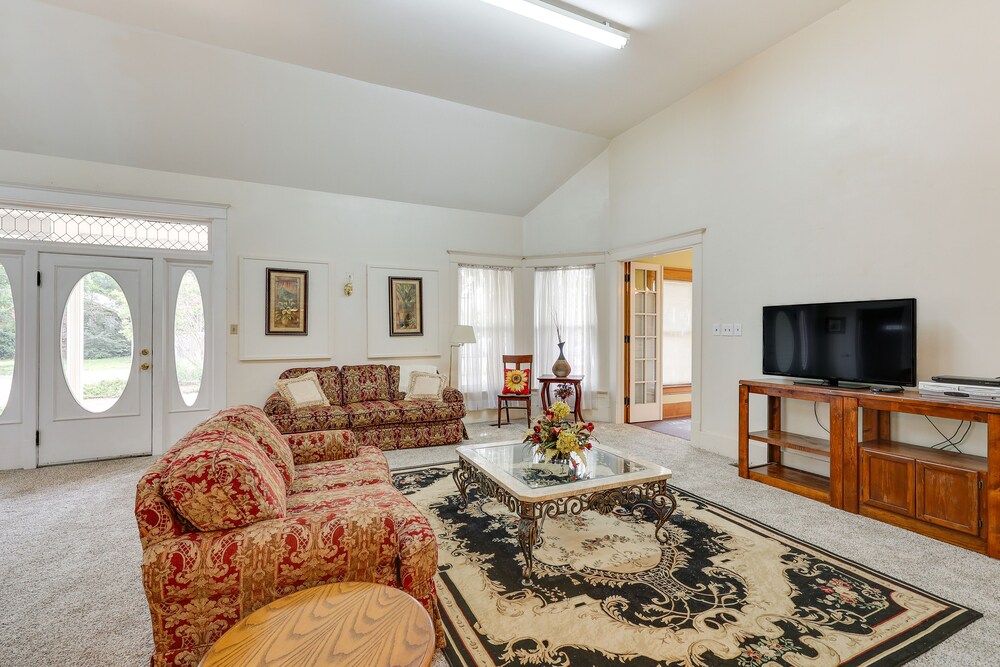 Paris Vacations - Paris Vacation Rental  15 Mi to Mount Magazine! - Property Image 2