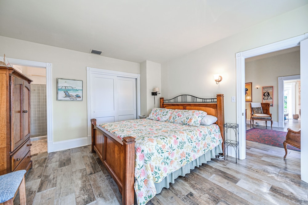 1 Block to Beach - Home w/ Pool in Old Naples!