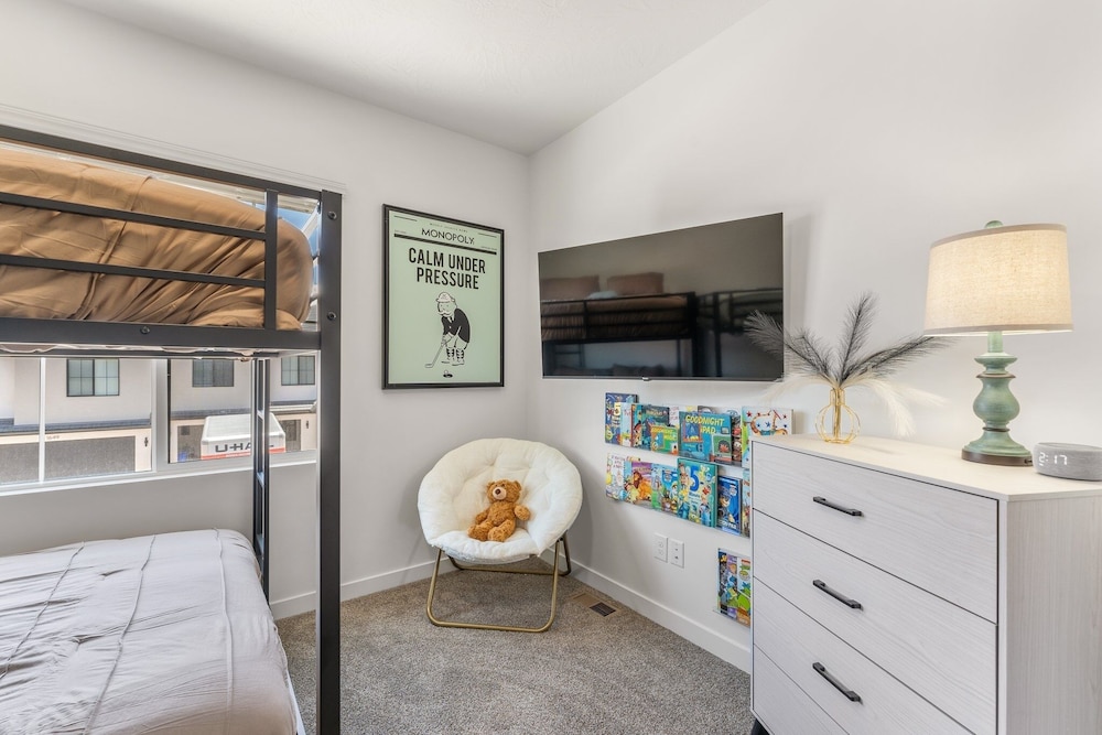 Popular Poolside Retreat 4 Bedroom Townhouse