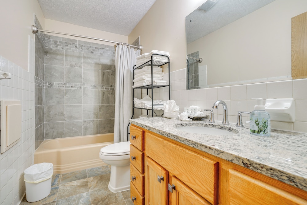 10 Mi to Downtown: Group Getaway in Minneapolis