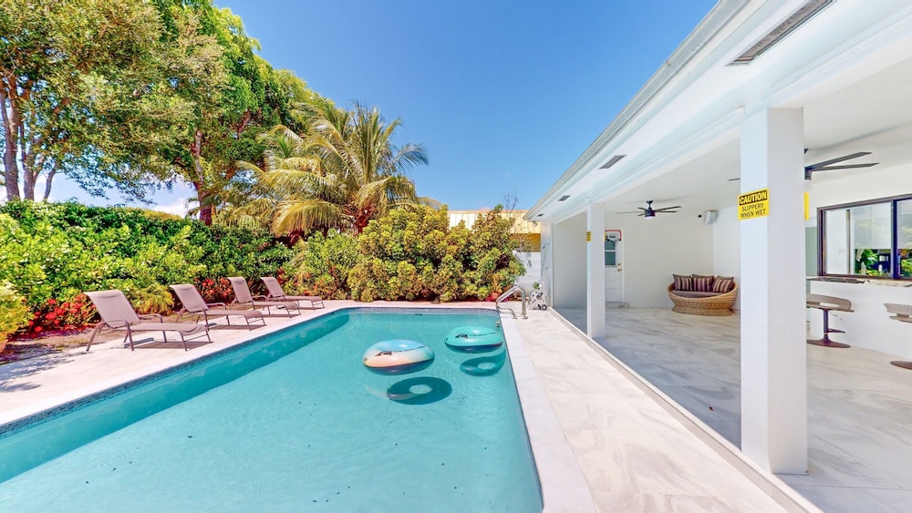 Villa Shapira 6BR Luxurious Designer Home With Heated Pool