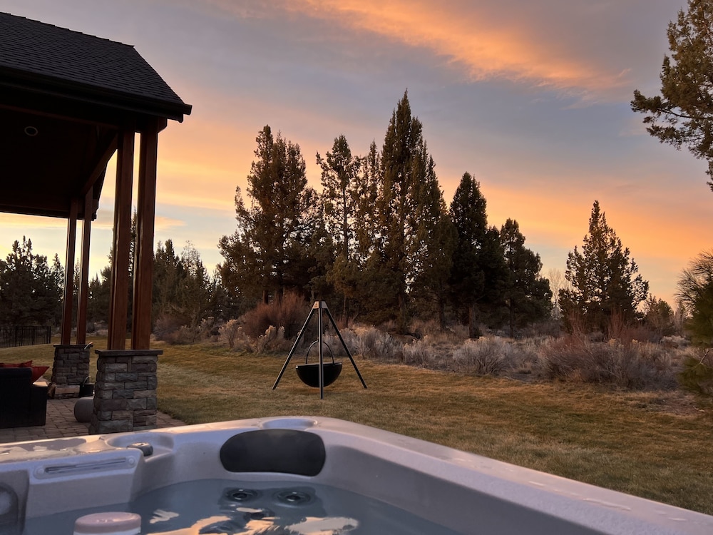 Family-Friendly Dara Oaks Home with Private Hot Tub and BBQ on the Deck by RedAwning