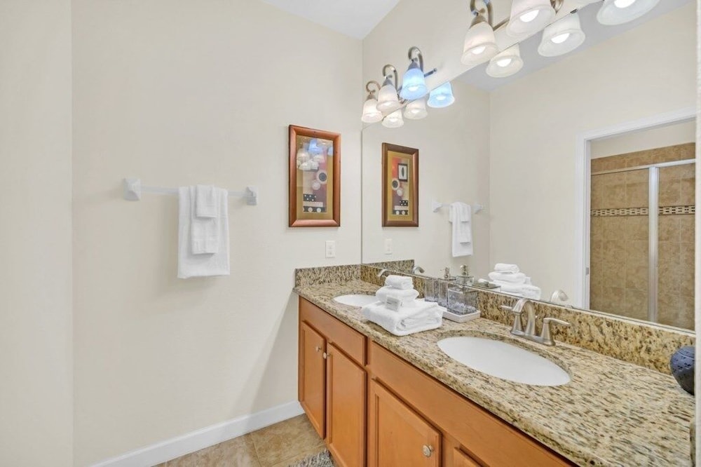 Incredible Pool Spa & Game Room Private Home! 6 Bedroom Villa