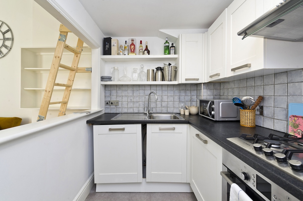 Bright one Bedroom Apartment With Balcony in Maida Vale by Underthedoormat