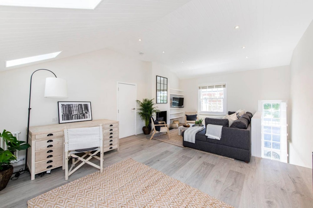 Divine 3-bed Mews House Battersea