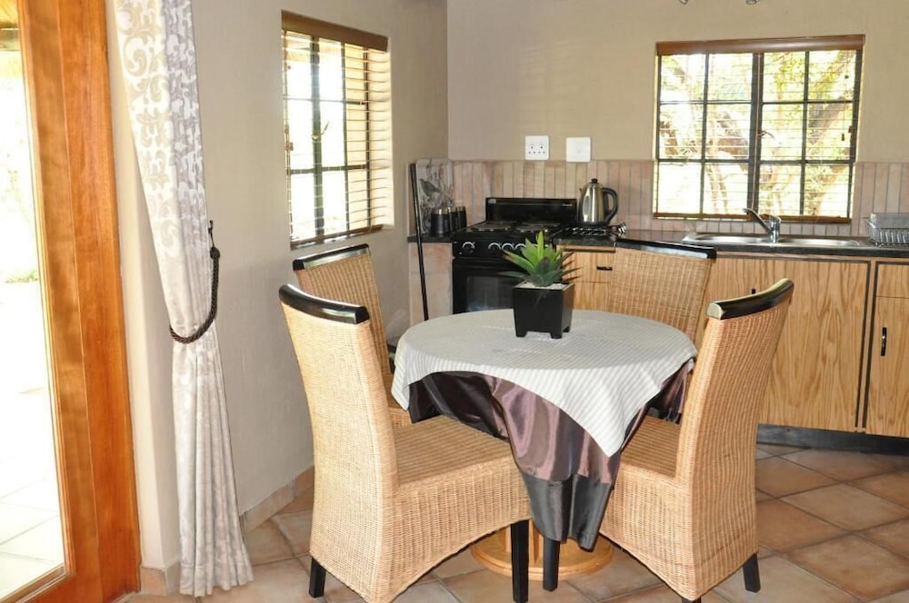 Ukutula Lodge & Game Reserve