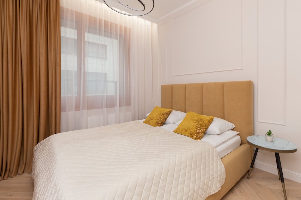 Deluxe Apartment by Renters view 2