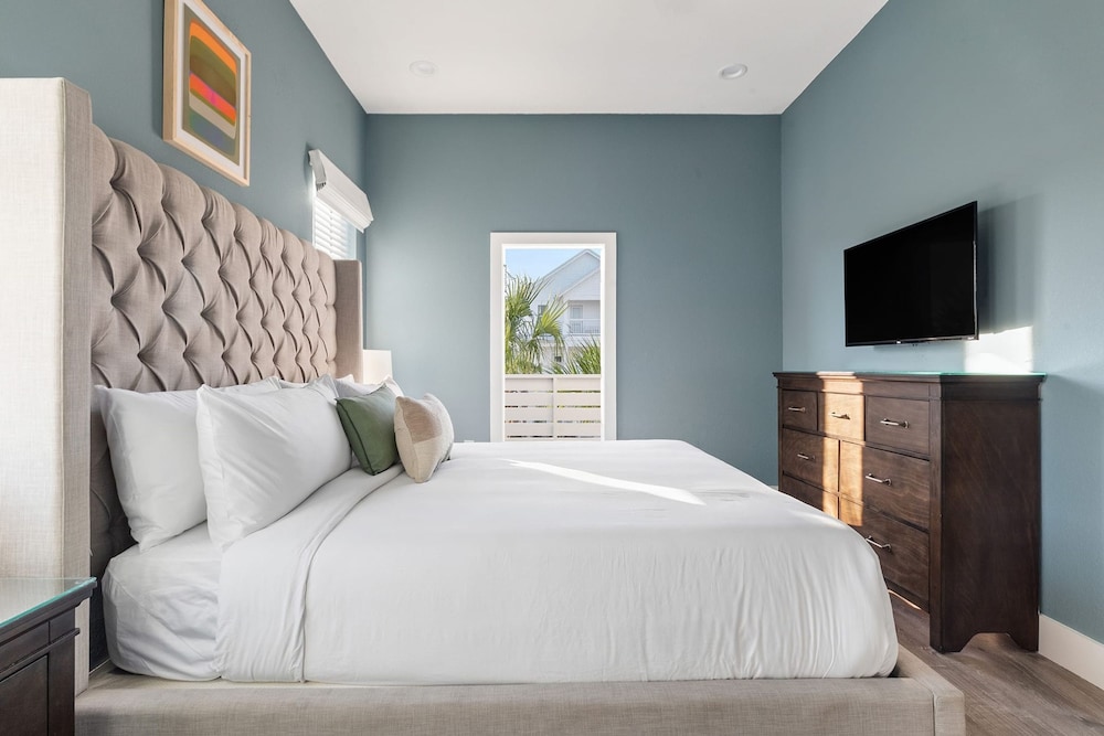 Miramar Beach Jewel Ultimate Group Retreat 5 King Bedrooms Pool Backyard