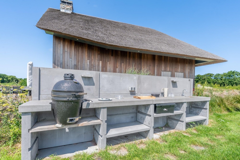Modern 6-person Villa With Private Hot Tub - Near Beach & Nature