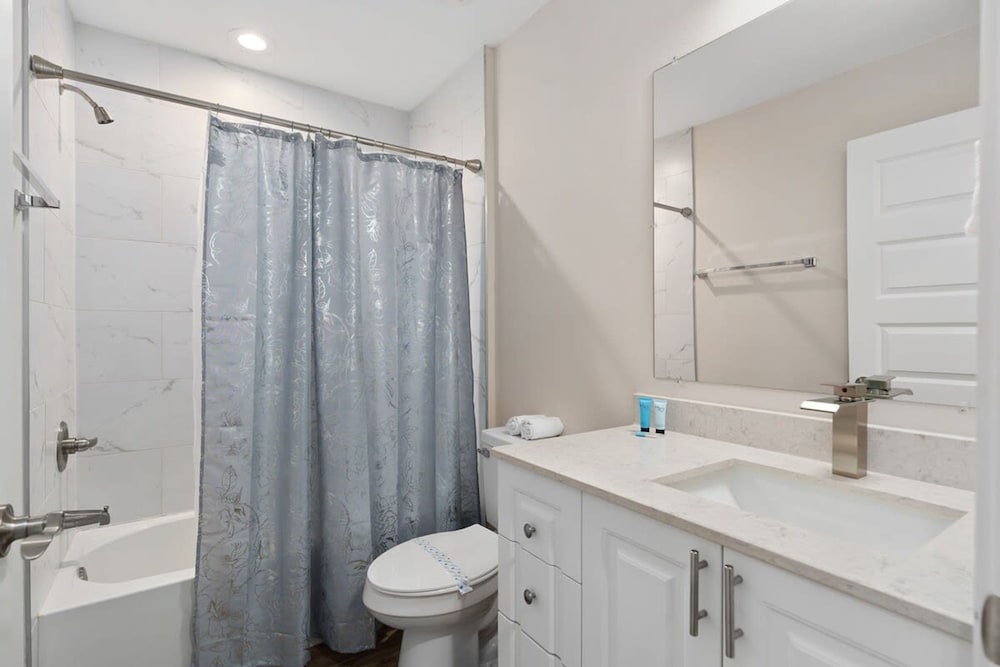 Super Cool- Sleeps 17 Newly Built Near Parks