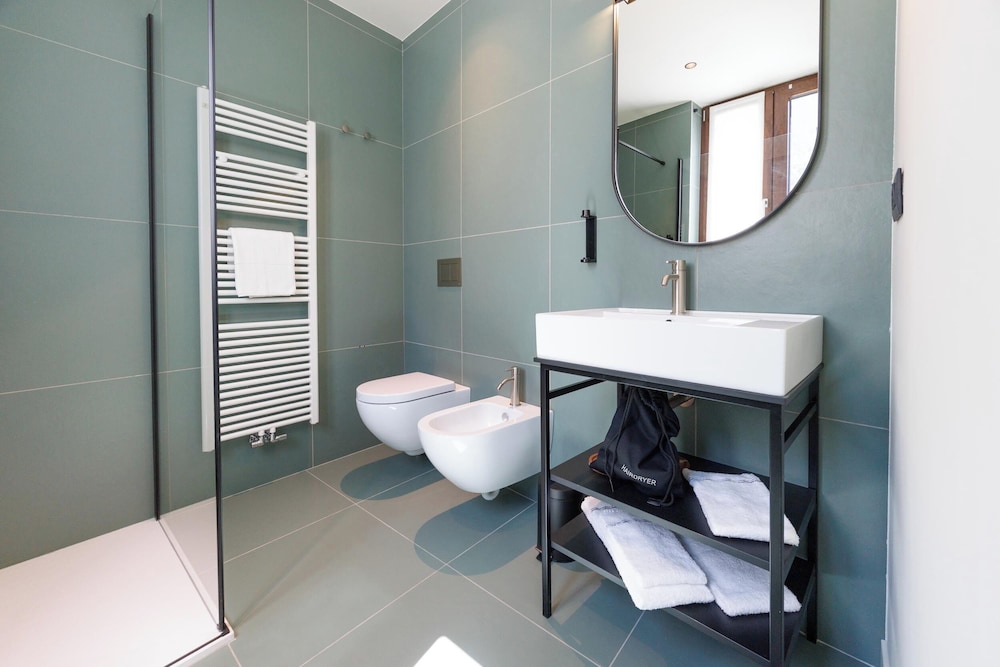 BEE Suites San José - Santa Ana