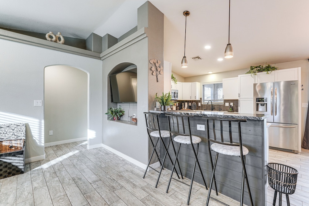 3 Mi to London Bridge: Home w/ Patio & Grill!