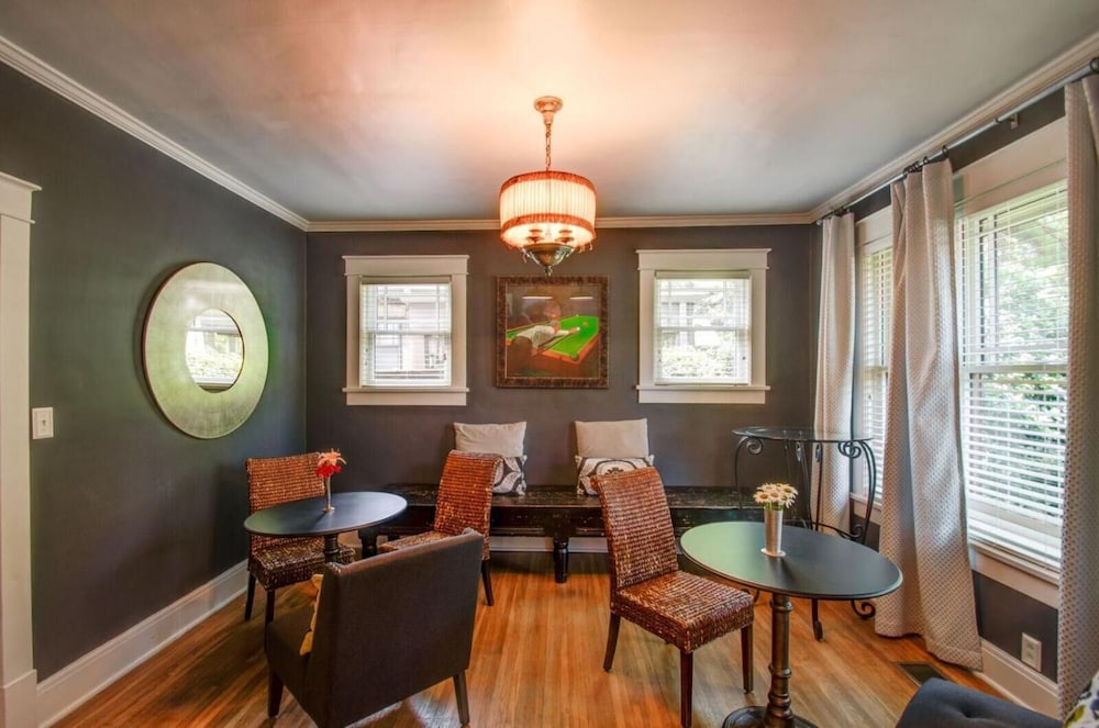 Photograph supplied for Belmont Blvd Bed and Breakfast