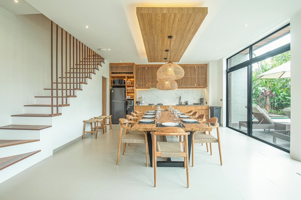 Luxury 5BR Retreat, 400m From Café Del Mar Shore
