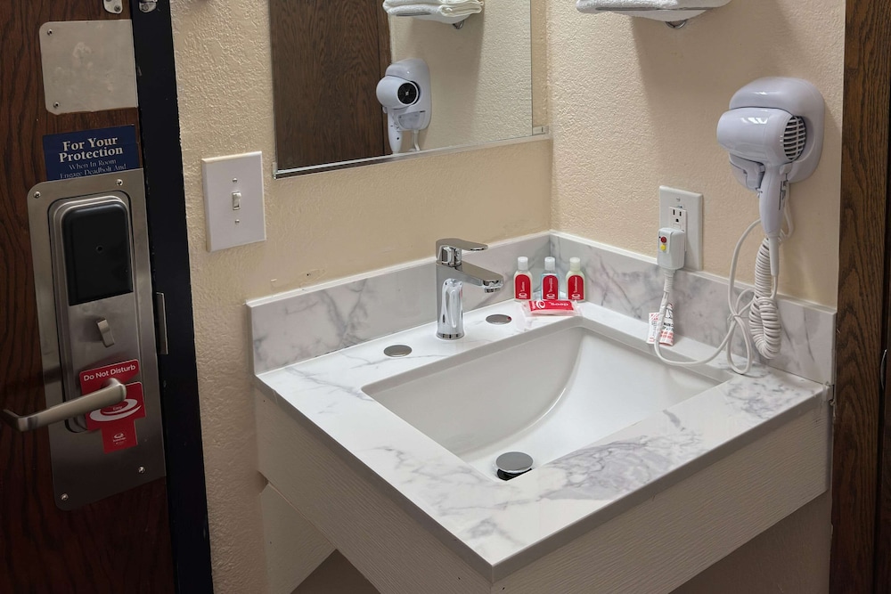 Econo Lodge - Property Image 2