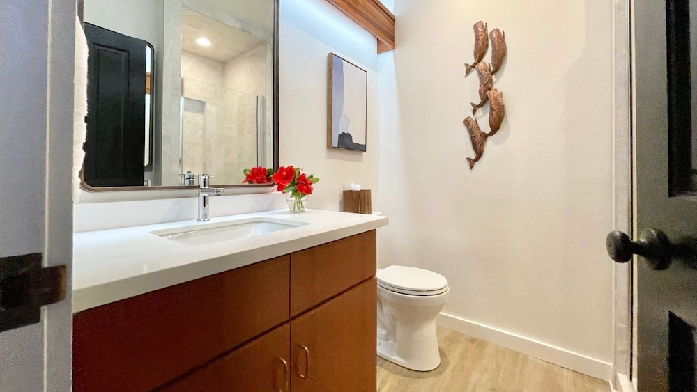 Sophisticated Oceanfront Retreat - Air-conditioned - Walk to Beach - Vrkcv