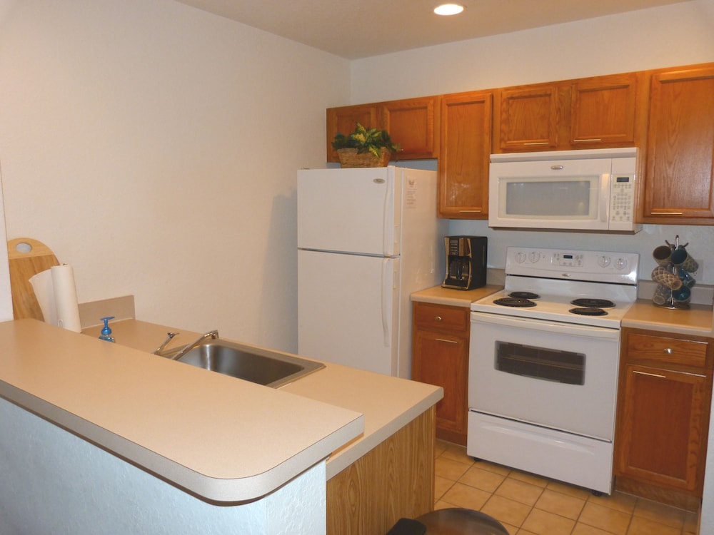 Near Theme Parks! Gorgeous 3 BR Town Home, Splash Park, Pool, Lake, And More!