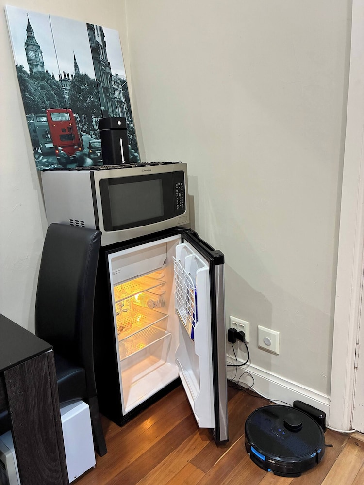 Cozy Tusmore Apartment With Private Garden City View Near Burnside Village Mall