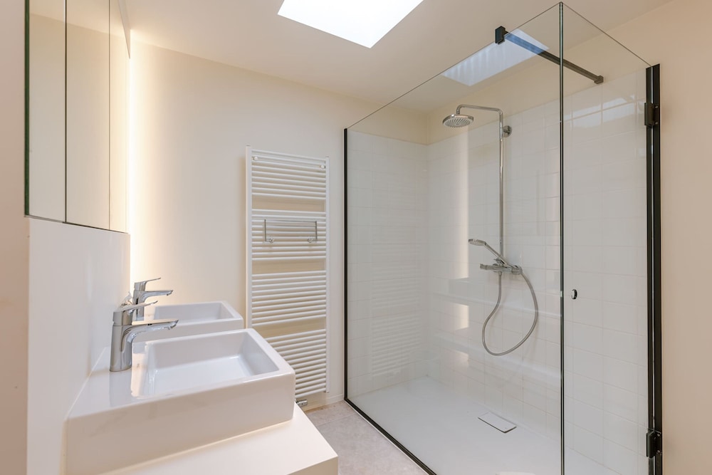 Charming Chic Stay With Garden Views Parking