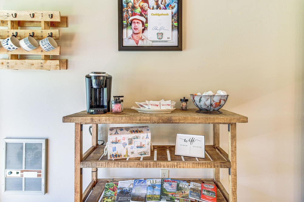 Golf Course Getaway & Hot Tub Haven in Pinetop!