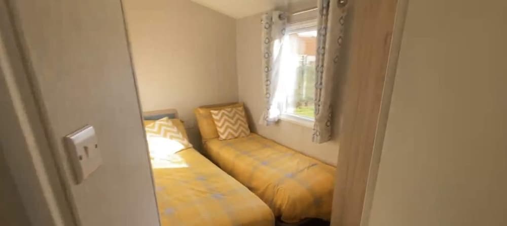 Impeccable 3-bed Caravan in Clacton-on-sea view 2