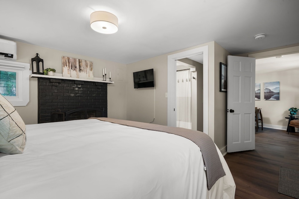 The Aurora Inn & Cottages