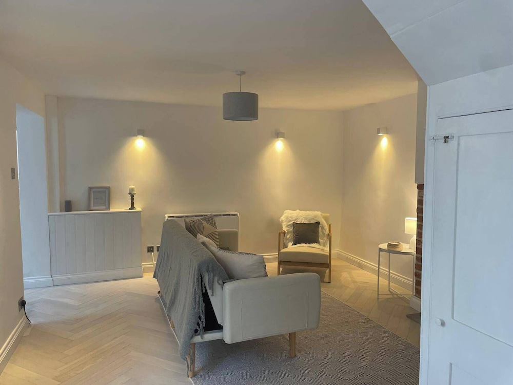 Seaside Retreat - Sleeps 5, Garden & Parking