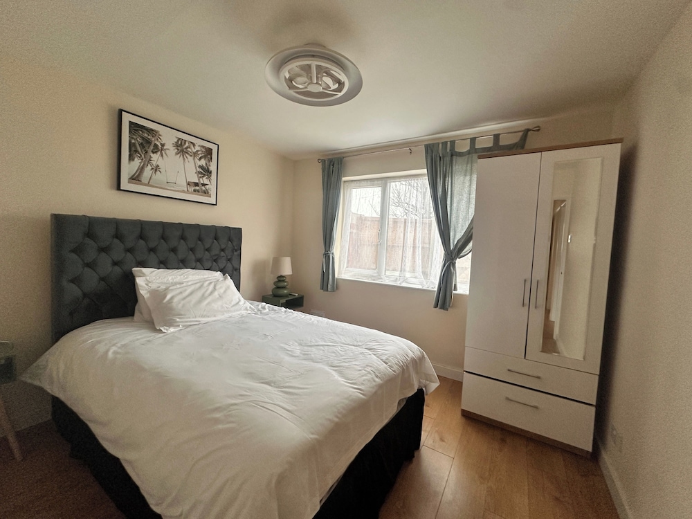 2 Bedroom Apartment-sleeps 6-parking-wifi