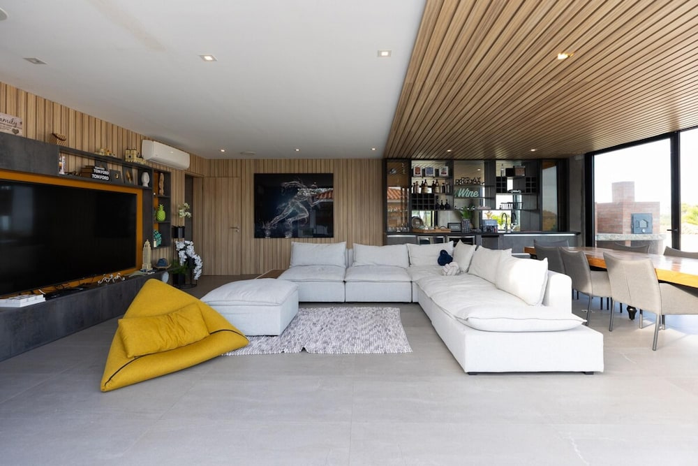 The Wow House by Acomodo