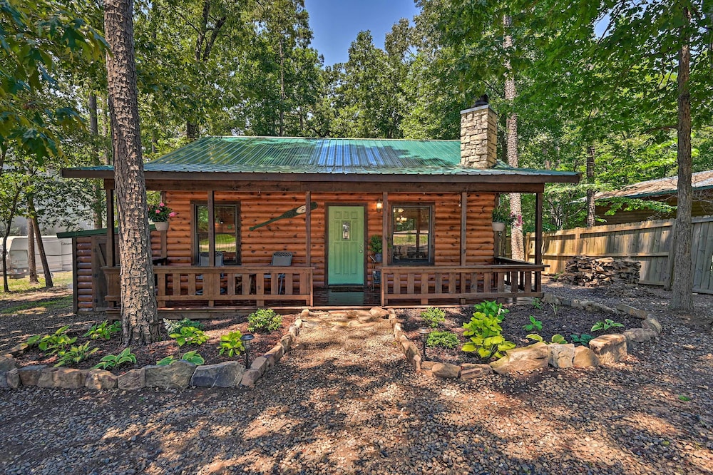 Hot Tub & Deck: Broken Bow 'azalea House' view 2