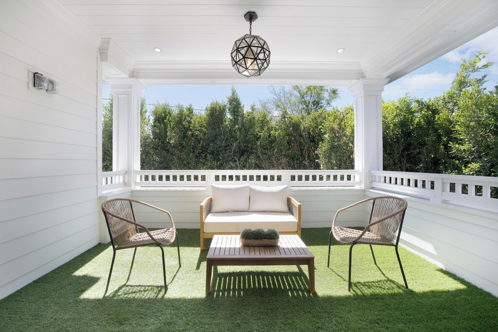 Spaulding Ave Farmhouse - Bespoke LA Home w/ Pool & Home Theater