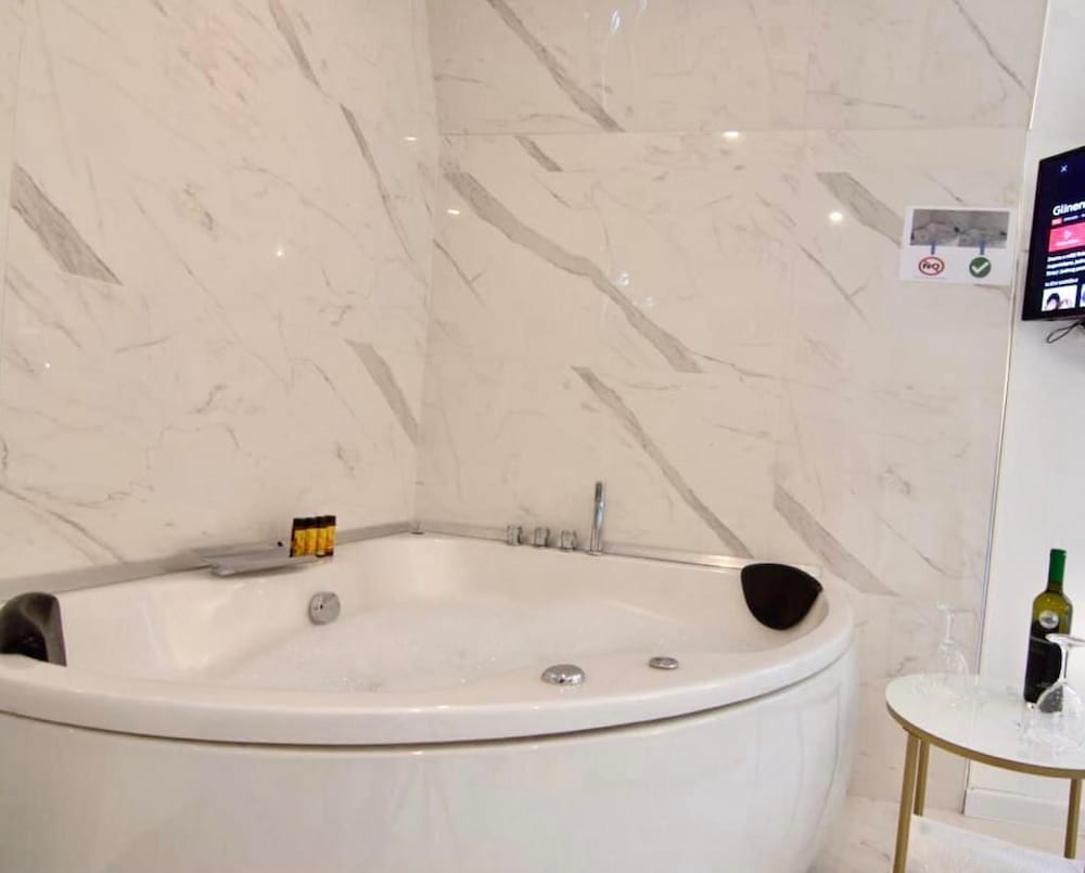 Lumiere Luxe Suites