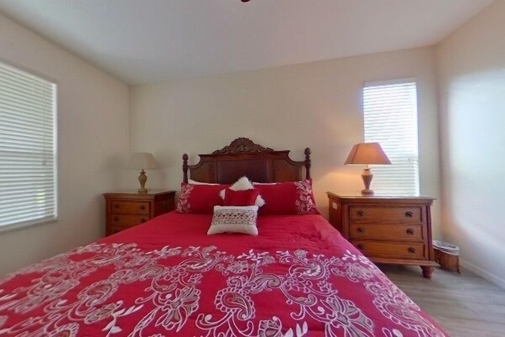 6 Bed 5.5 Bath Mins Away From Disney In Gated Comm 6 Bedroom Villa by Redawning - Image 4