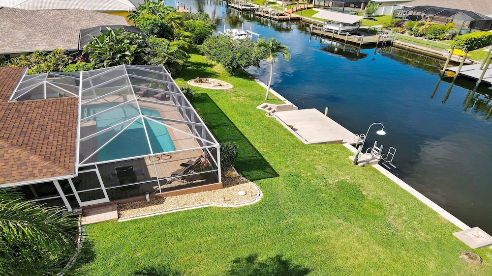 Just Chill Modern Canal Villa w Heated Pool