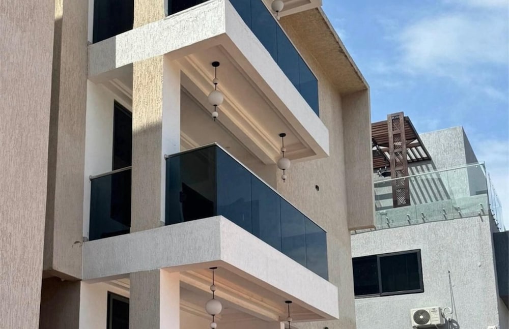 2BR Apartment With Pool and Wifi Near Airport