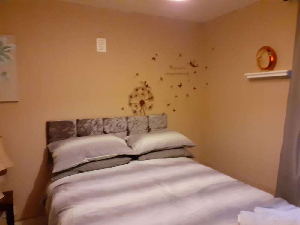 2 Bed Apartment 2 Mins Walk Away From the Beach! view 3
