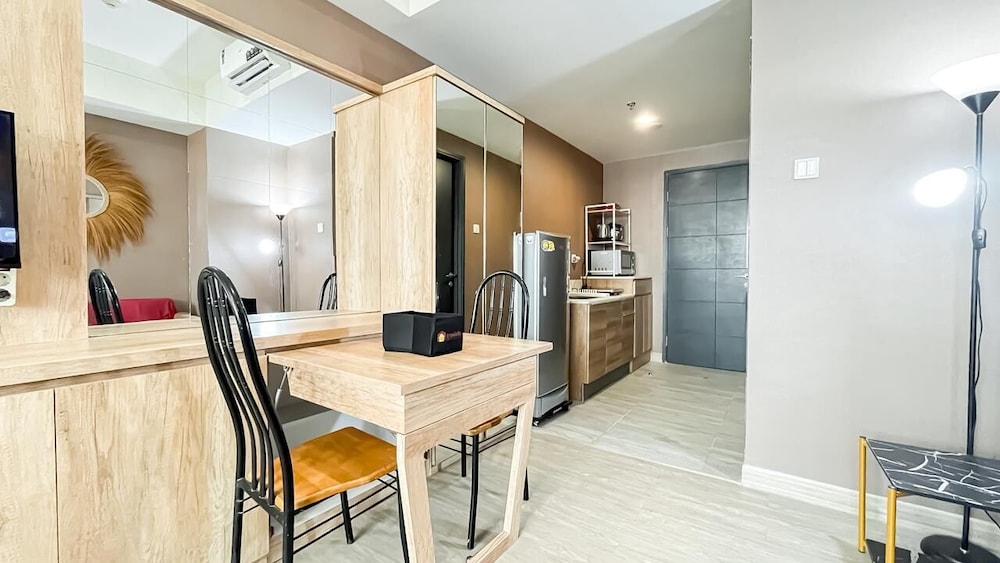 Earth Toned Studio Apartment Collins Boulevard